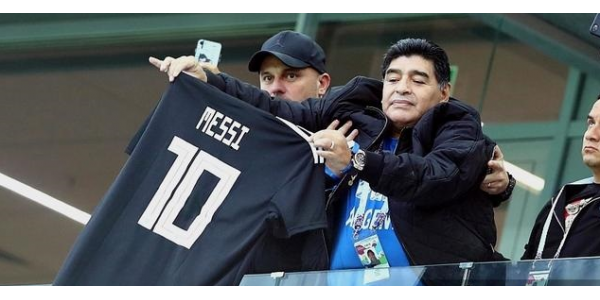 Maradona pitää Messi- pelipaita